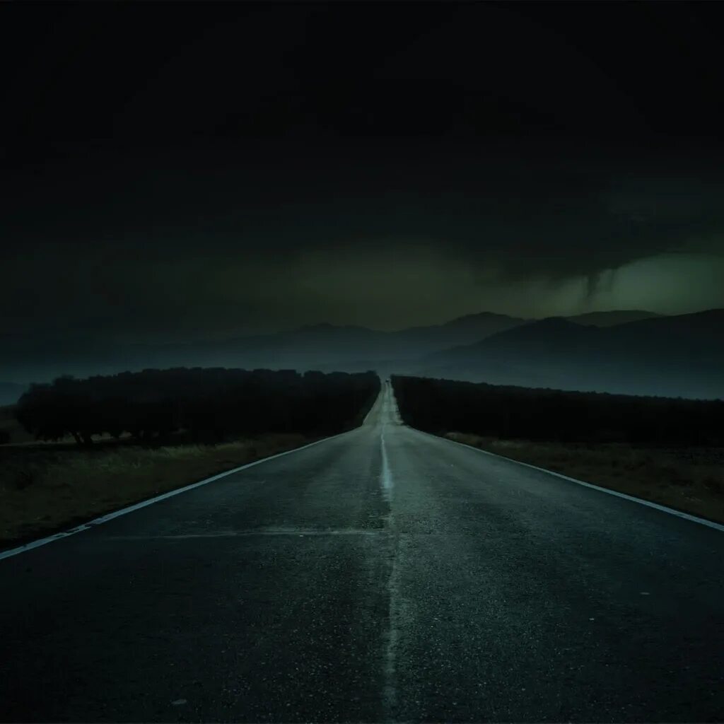 Темные дороги 2017. Темная дорога. Дорога ночью. Пустая дорога. Дорога в темноте.