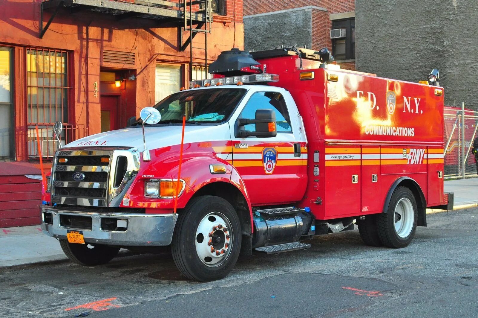 Fire truck police car. Dodge FDNY. СПМ пожарная машина. Пожарная машина camion. Американская пожарная машина.