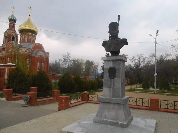 Луки каменск шахтинский. Памятник Платову (Каменск-Шахтинский). Площадь Платова Каменск-Шахтинский. Площадь атамана Платова Каменск Шахтинский. Платов Каменск Шахтинский памятник.