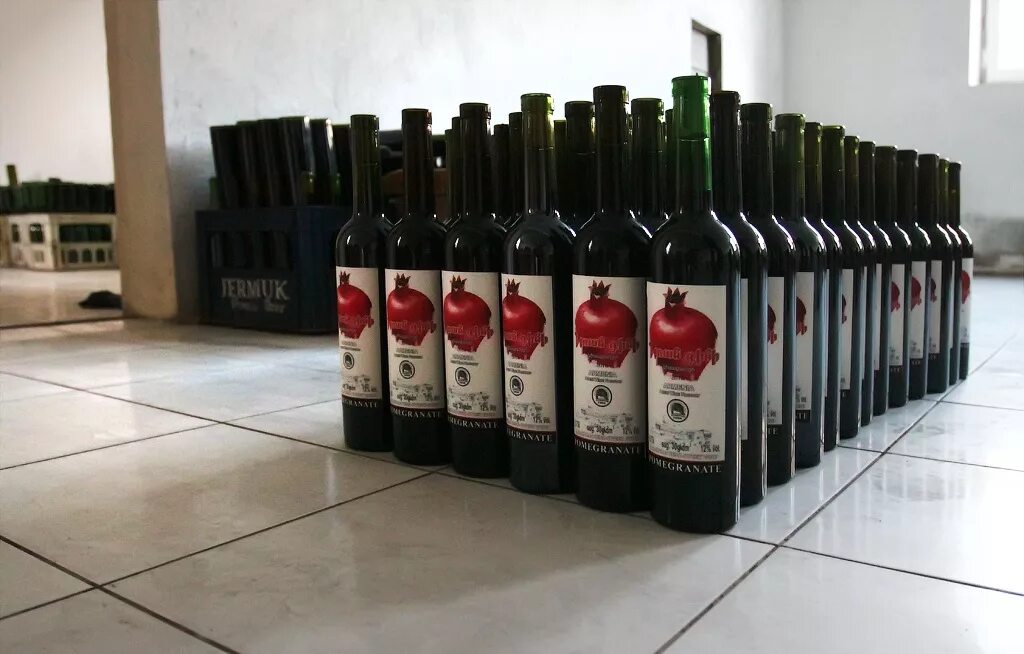 Вино Гранатовое Армения винный завод. Вино Armenia Гранатовое. Гранатовое вино Армения Areni. Гранатовое вино Турция. Иранское вино купить