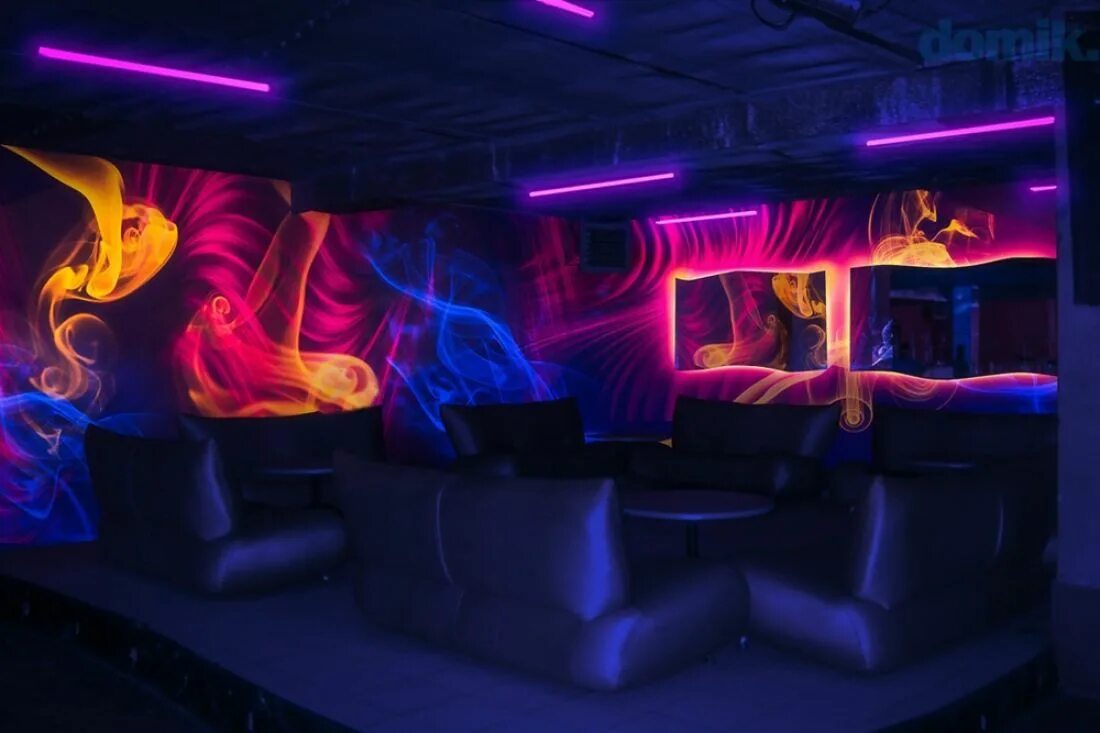 Клуб на левом берегу. Рисунок на стене в ночном клубе. На стенах рисование клуб ночной. Роспись барной стойки светящимися красками. Люминесцентные рисунки в ночном клубе.