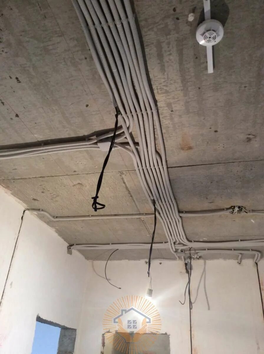 Электрика в квартире. Проводка в квартире. Электрика по потолку. Прокладка кабеля по потолку.