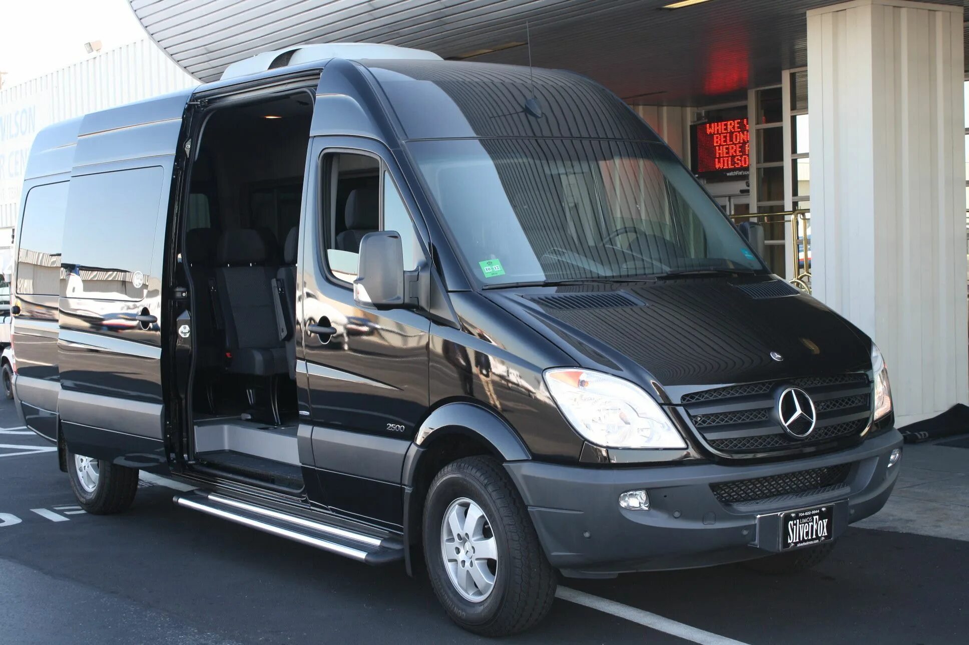 Что такое спринтер. Мерседес Бенц Спринтер. Mercedes Sprinter пассажирский. Mercedes-Benz Sprinter 906. Мерседес Спринтер пассажирский.