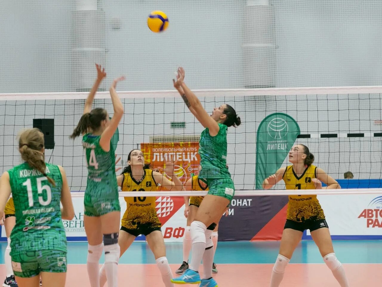 Липецкие волейболистки. Липецк волейбол женщины. Волейбольная команда. Женская волейбольная команда липецк. Липецкая подача в волейболе.