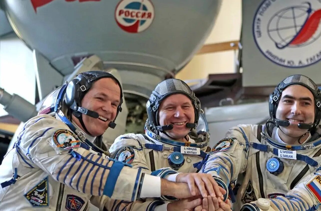 Мкс 28 экспедиция. Костюм космонавта роскосмоса. Космонавт в полете. Сколько космонавтов на сегодняшний день. Астронавты на мкс.