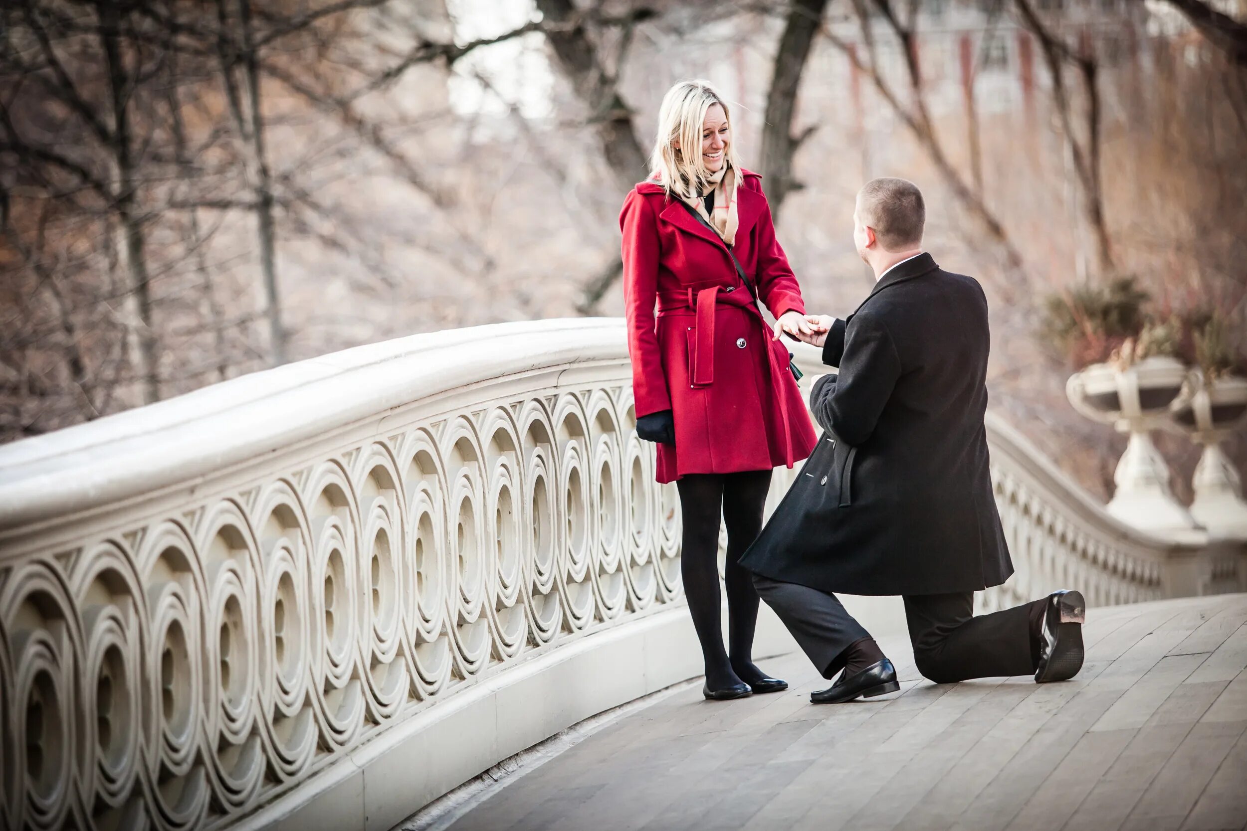 Woman is male. Мужчина на колене пере женщиной. Фотосессия предложение руки и сердца. Признаться в любви мужчине. Блондинка в Красном пальто.