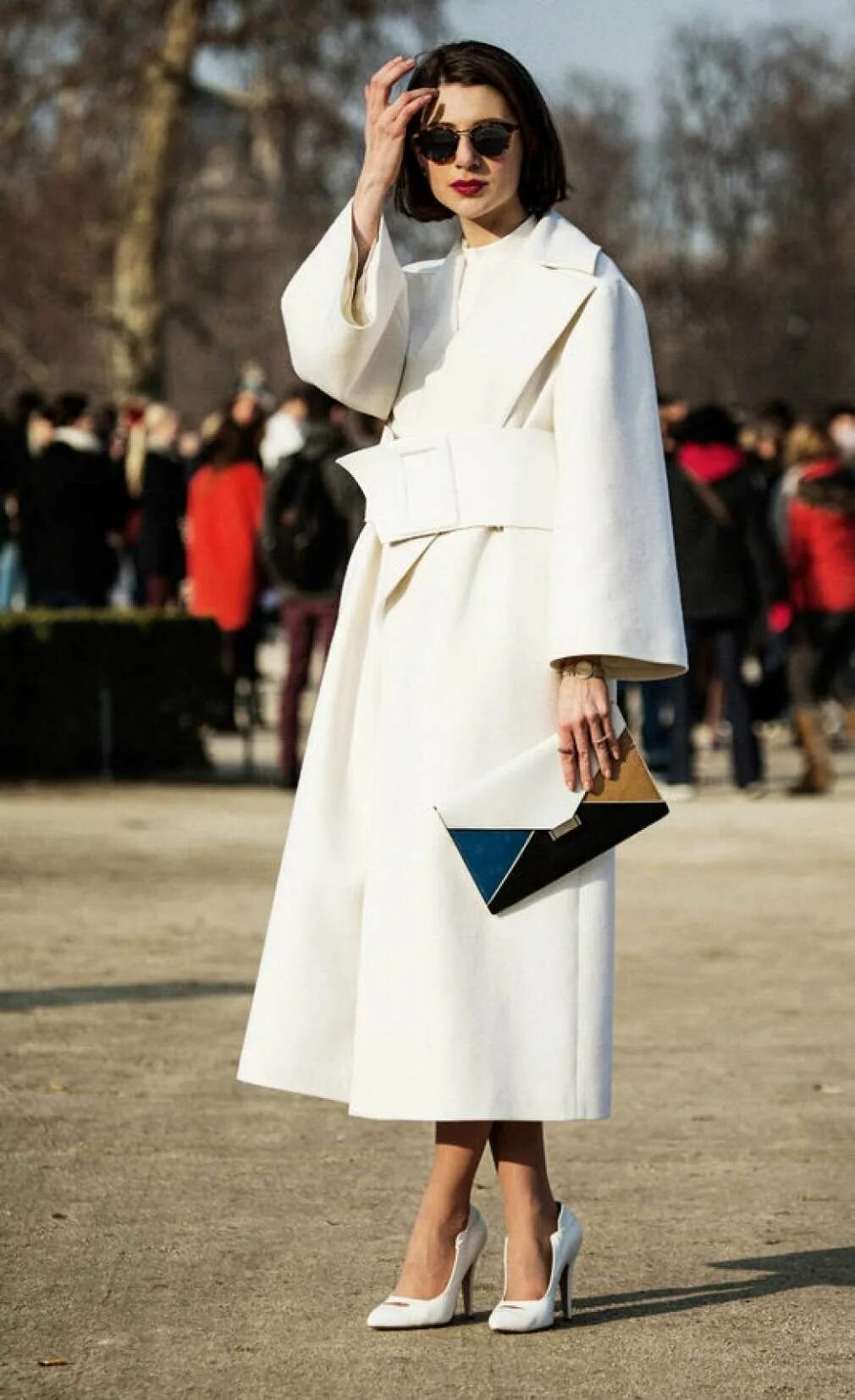 белое легкое пальто. дизайнерские пальто с вышивкой. легкое пальто с цветочным принтом. белое пальто. девушка в белом пальто.