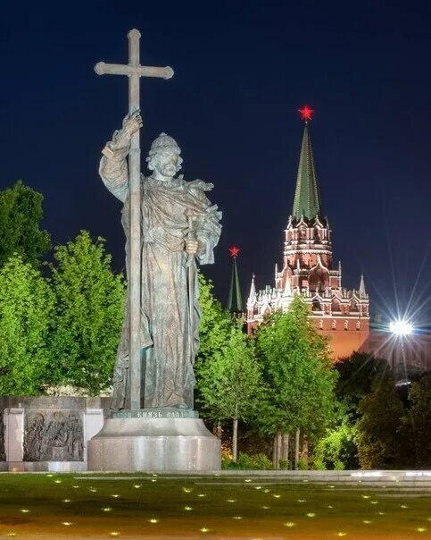 Красная площадь памятник владимиру. Красная площадь памятник владимиру. Памятник владимиру в москве на красной площади. Москва памятник владимиру крестителю боровицкая площадь. Крещение руси памятник владимиру в москве.