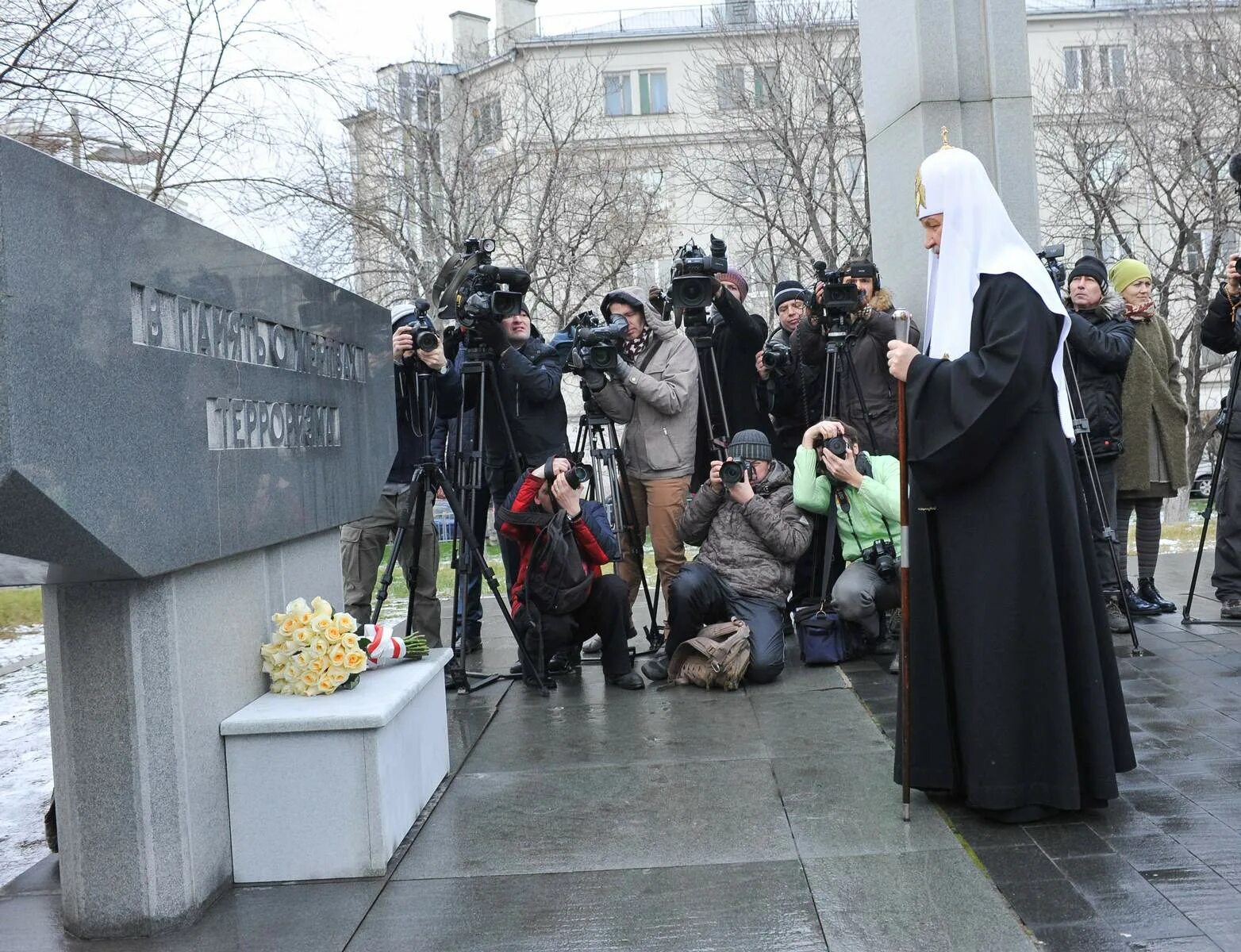 Норд ост зюйд. Смертницы шахидки Норд-оста. Памятник жертвам Норд-оста.