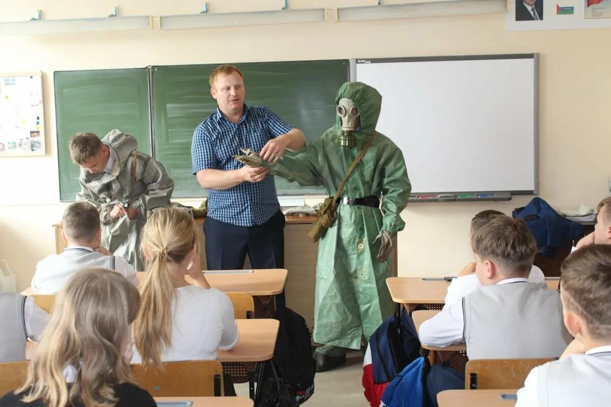 Урок ОБЖ В школе. Школьники на уроке ОБЖ. Военная школа. Урок в военной школе.