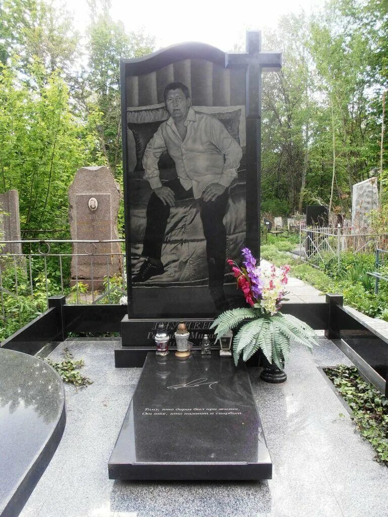 Википедия криминальных авторитетов. Ваганьковское кладбище могилы бандитов. могилы авторитетов 90-х. востряковское кладбище могилы бандитов. тольятти баныкинское кладбище надгробия бандитов.