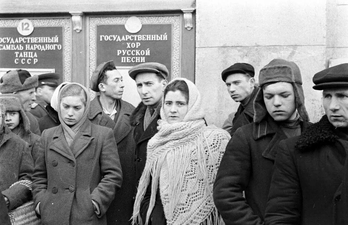 Послевоенная Москва 1947 года в фотографиях Томаса МАКЭВОЯ. Советские люди. Фотографии послевоенных лет. Послевоенная повседневность. Советский выносить