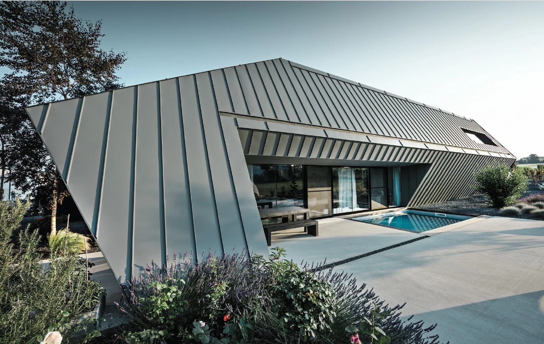 Фальцевая панель хайтек фасад. Пергола bioclimatic. Фальцевая кровля prefa. Голландия архитектура спортсооружения. Современные заборы.