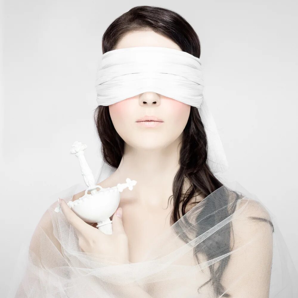 повязка на глаз. таня бинтом. таня бинтом. женщина с перебинтованной головой.