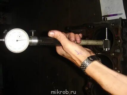 Измерение диаметра цилиндра нутромером
