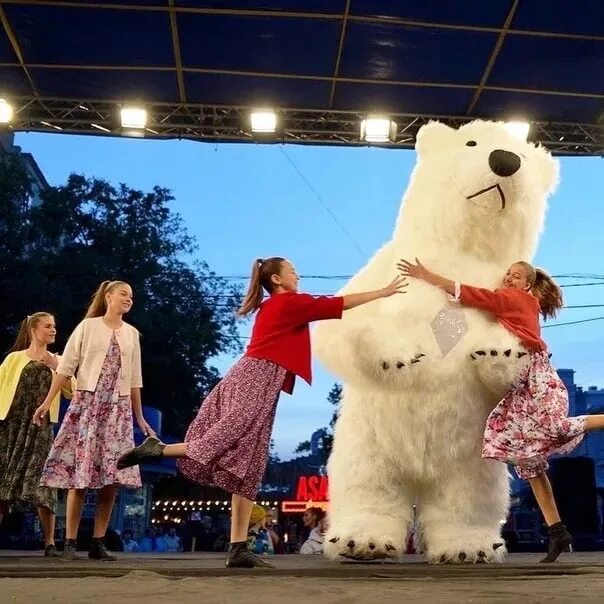 Поздравление ростовым медведем. Ростовой медведь на мероприятие. Аэро медведь. Белый мишка аниматор. Шоу Аэро с медведем.