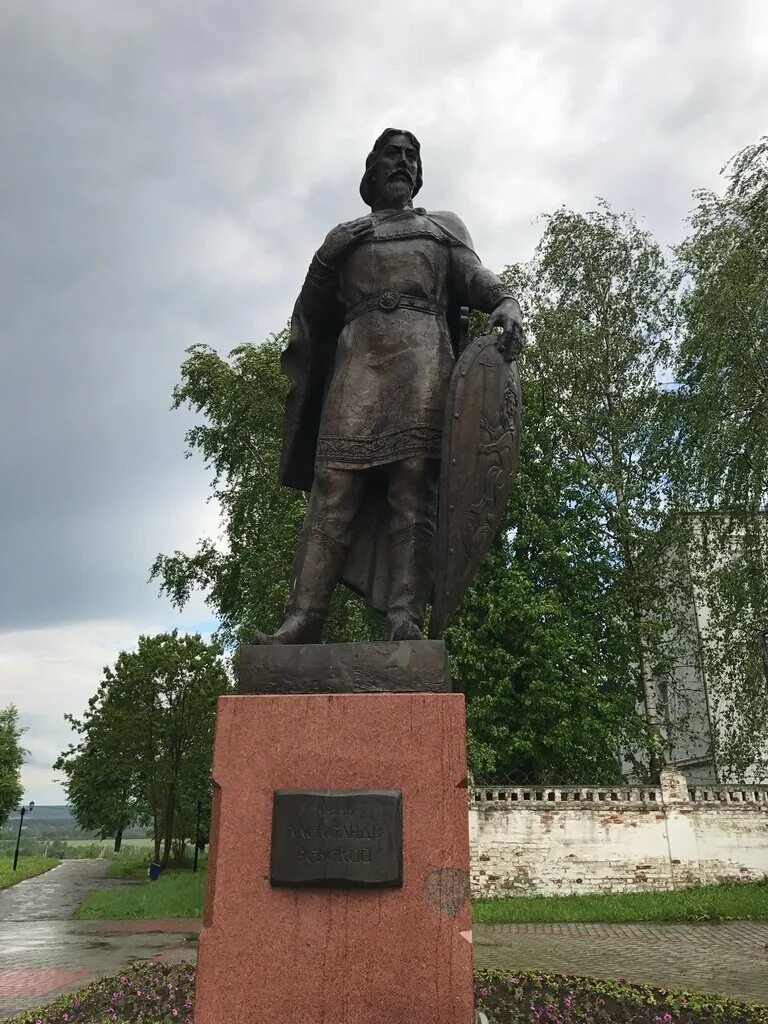 Памятник Невскому во Владимире. Памятник Александру Невскому в Кургане.