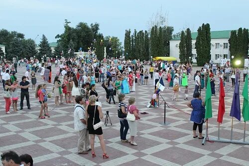 Сальск песчанокопское. Село Песчанокопское Ростовская область школа 2. Школа 1 Песчанокопское Ростовской. Площадь Песчанокопского. День молодежи Песчанокопское.