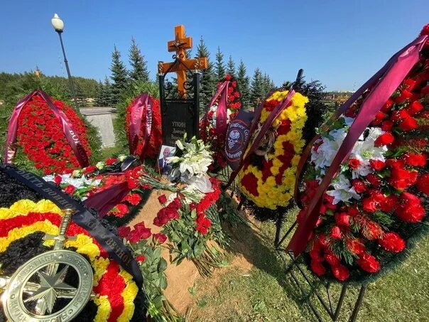 Как выглядят могилы Пригожина и Уткина. Фото - РБК