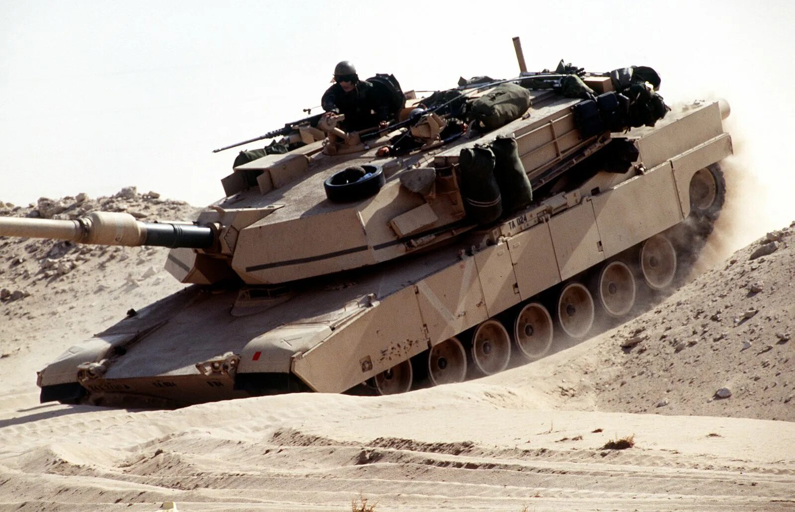 Про танки абрамс. Танк m1a1 Abrams. М1 Абрамс. Танк м1 Абрамс. Абрамс м1а2 Ирак.