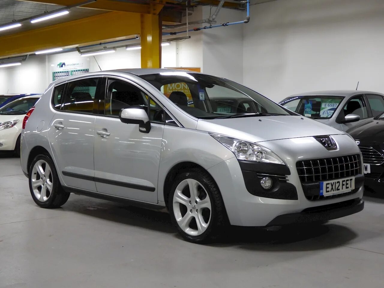 Peugeot 3008 2012. Пежо 3008 2012г. Свет Peugeot 3008 2012. Пежо 3008 боком 2012.