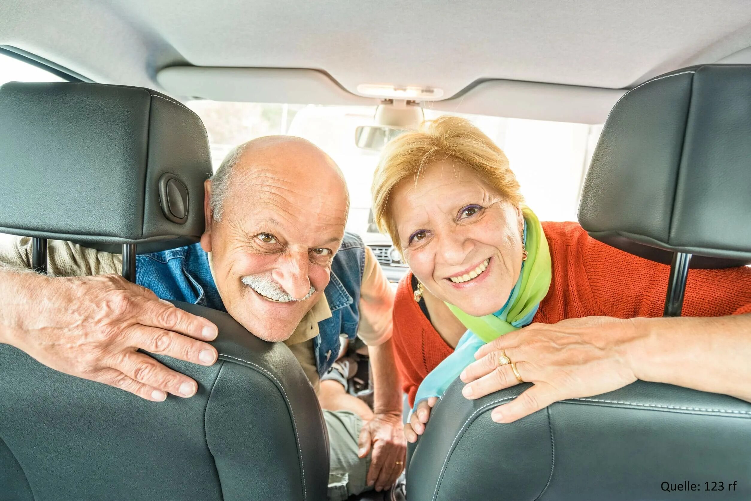 Машина для пенсионеров. Пенсионеры путешествуют на машине. Пожилой за рулем. Пенсионерка за рулем.