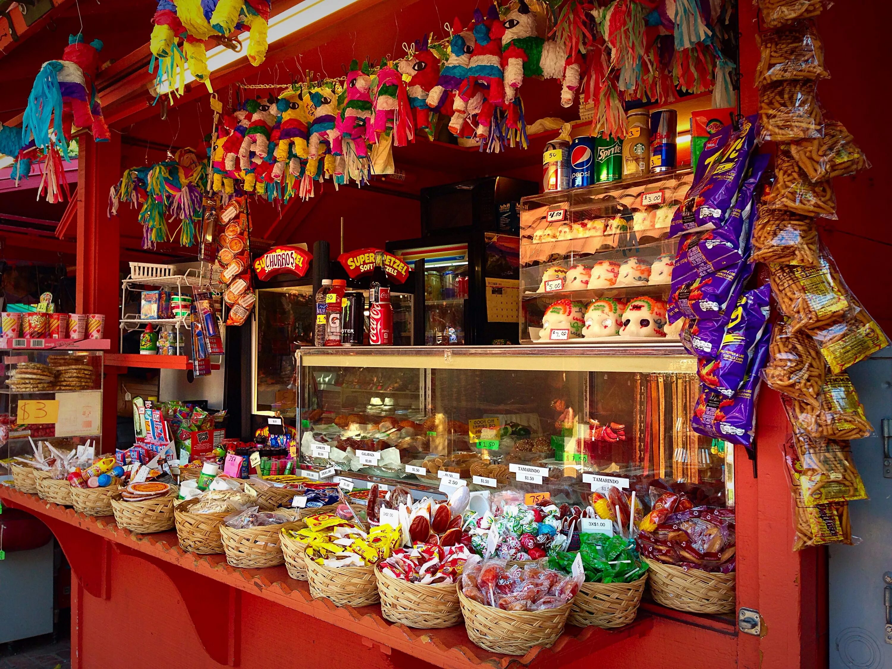 Ольвера стрит. Olvera Street Лос Анджелес. Конфетный магазин (Майами-Бич, США). Прилавок со сладостями. Candy shop 3