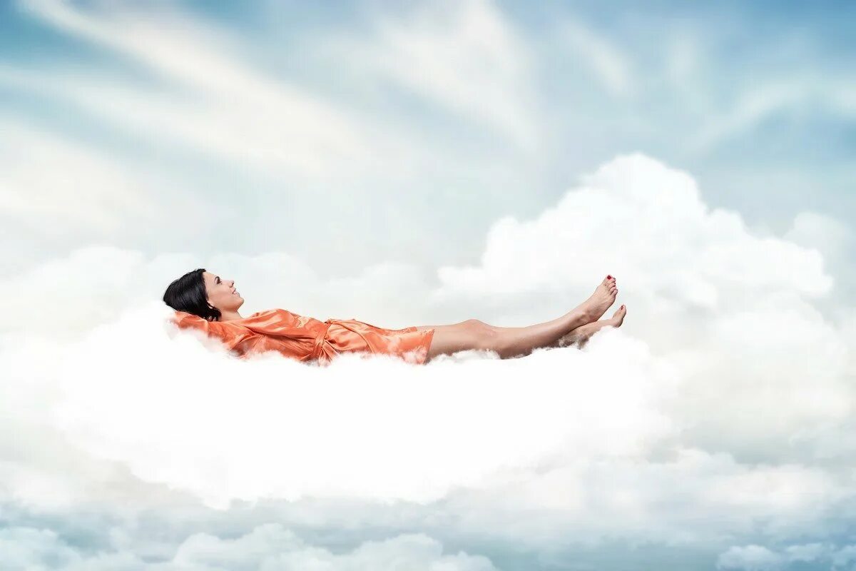 И расслабляться становится. Девушка в облаках. Человек на облаке. Девочка на облаке. Облако сна.