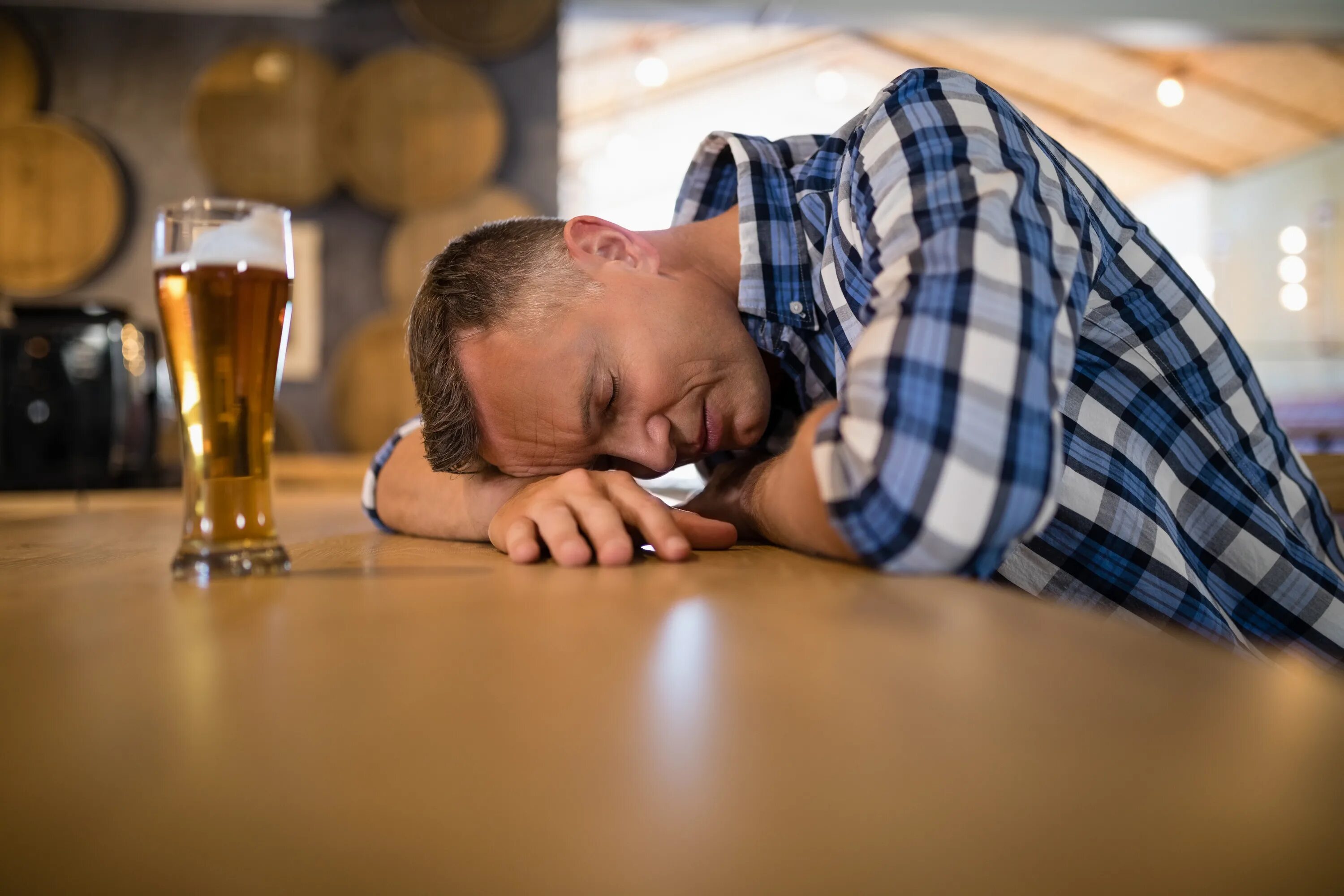 Можно дать пьяному. Человек уснул на барной стойке.
