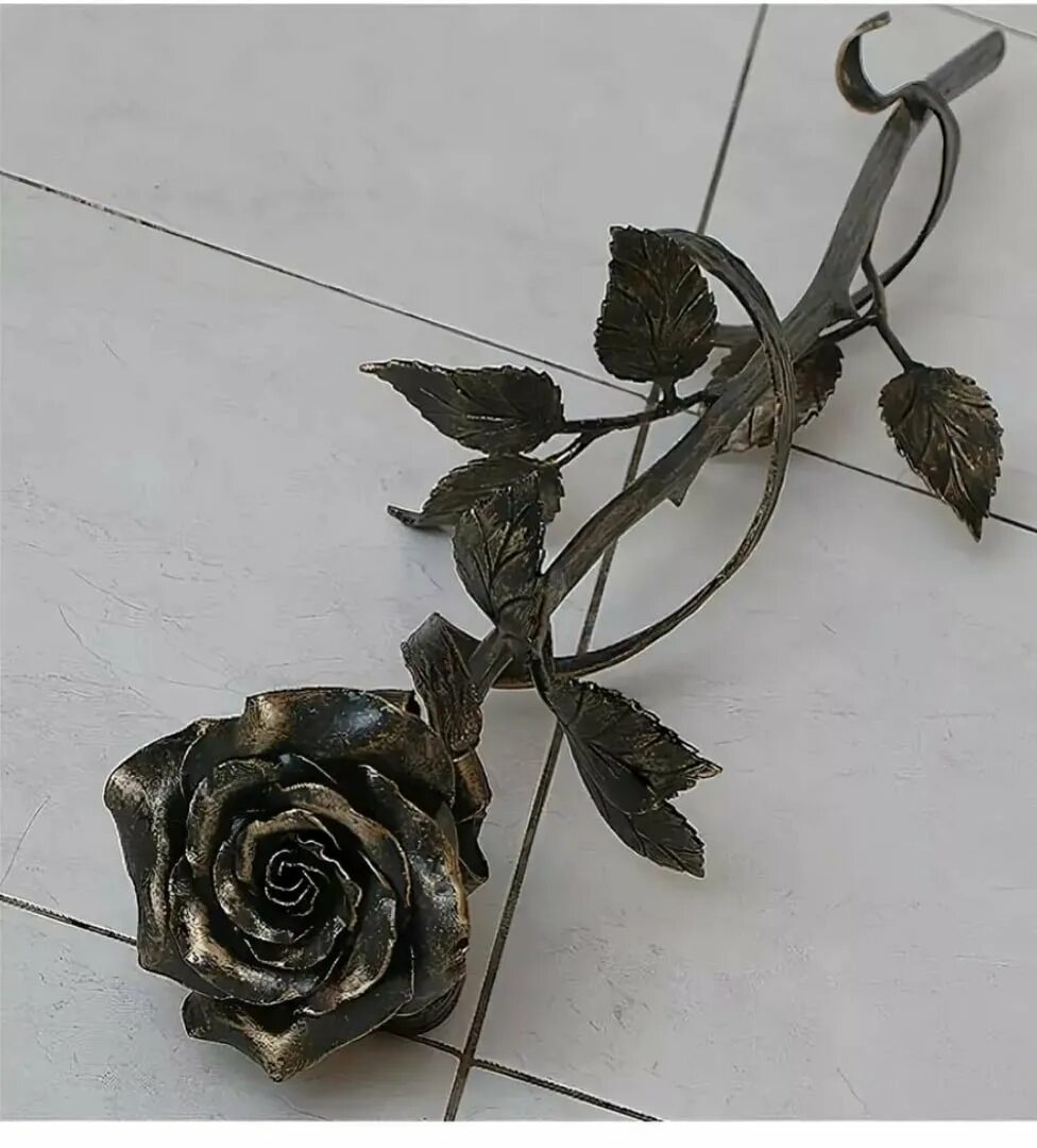 Металлические цветы на кладбище. Цветы из металла. Кованые цветы. Ковка розы из металла. Кованые розы из металла.