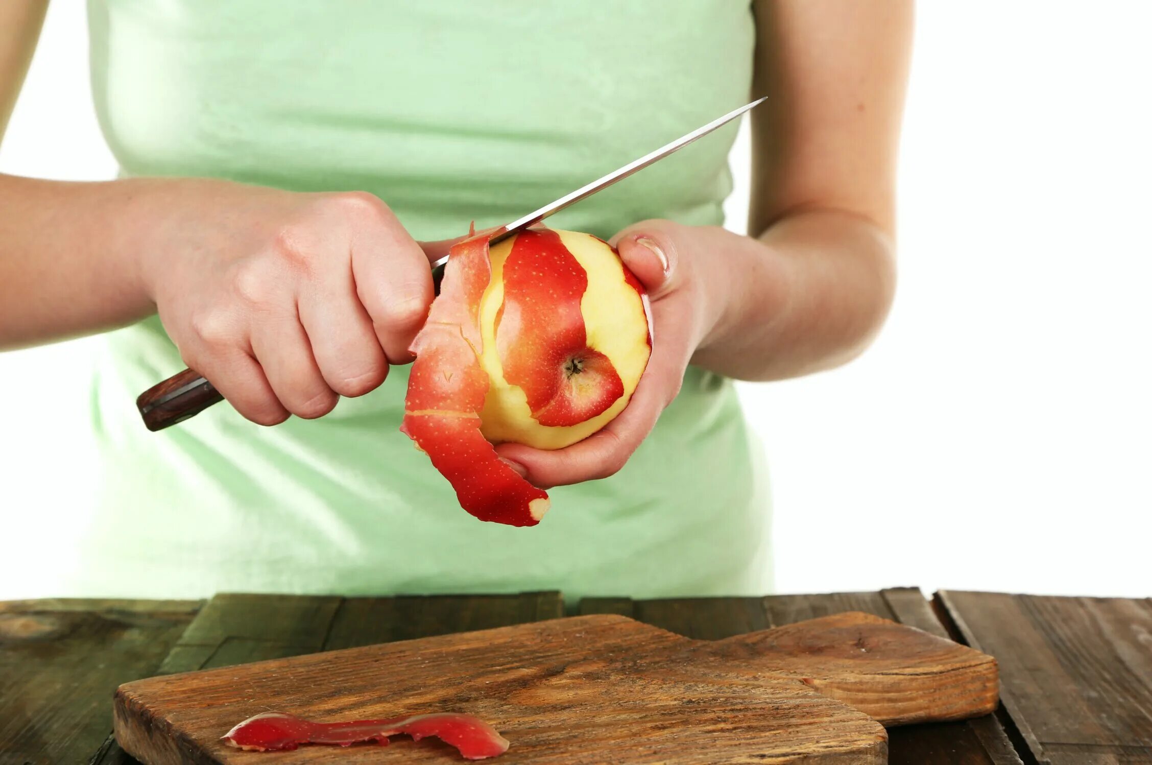 Человек кожура. Очистка овощей кожуры. Нож для чистки яблок. Кожура яблока. Очищать кожуру овощи.