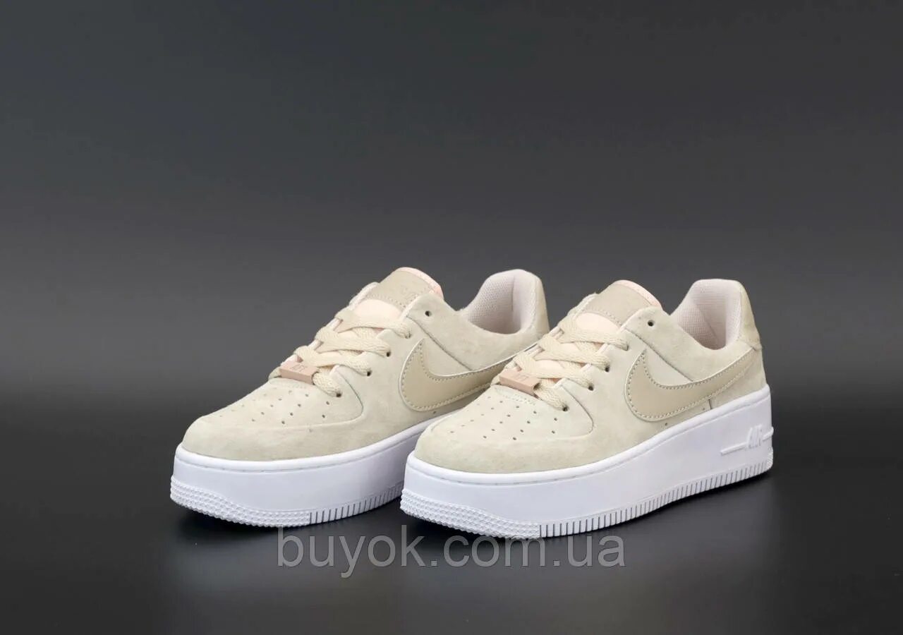 Найк аир бежевые. Найк аер Форс 1 бежевый. Nike Air Force 1 Sage Low бежевые. Nike af1 Low бежевые. Найк АИР Форс 1 бежевые замшевые.