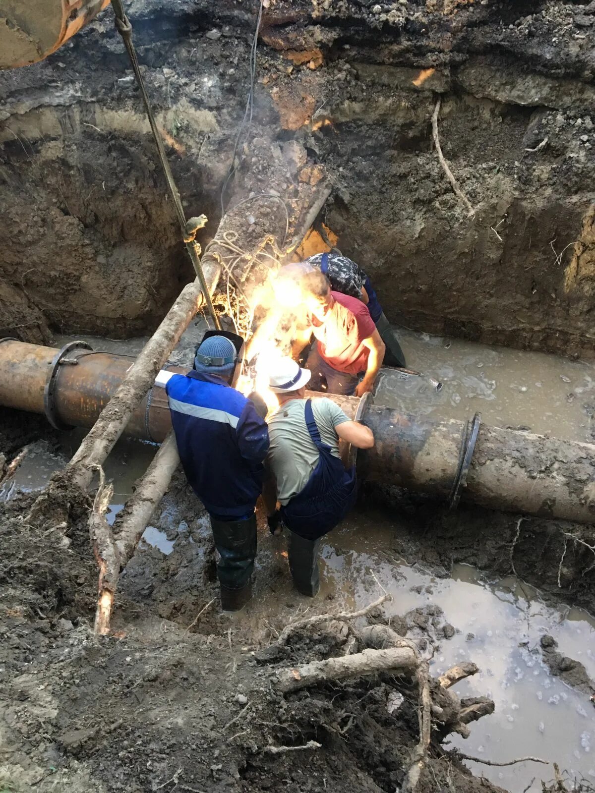 Водоканал тульская область телефон. Порыв водопровода. Авария на водопроводе. Старые водопроводные трубы. Демонтаж труб водопровода.