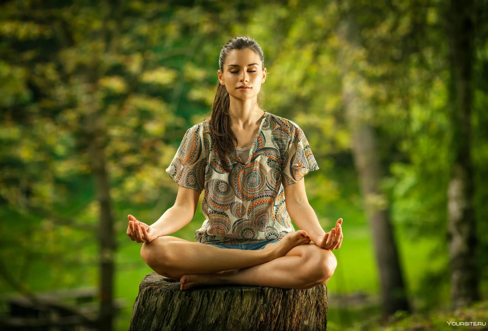 Йог лица. Вера Шмидт. Девушка медитирует. Медитация. Йога на природе.