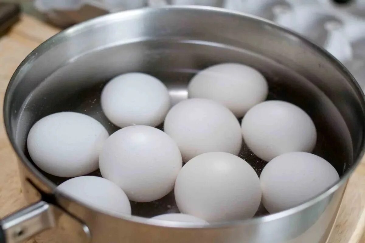 Яйца в кипящую или холодную. Яйца в кастрюле. Для варки яиц. Яйца варятся. Пасхальные яйца в кастрюлю.