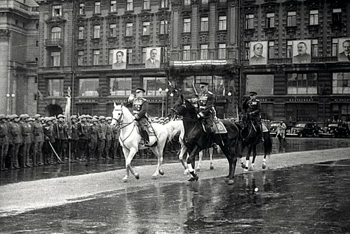 Жуков на параде Победы 1945. Парад Победы 24 июня 1945 г Жуков. Рокоссовский на параде Победы 1945. Маршал Рокоссовский на параде Победы 1945. Дата парада 1945