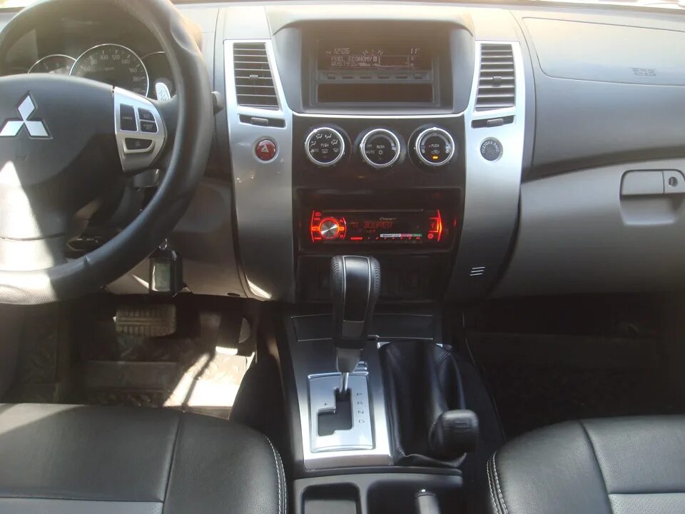 Mitsubishi pajero sport 2012. Pajero Sport 2006 магнитола. Mitsubishi Pajero Sport 2012 магнитола. Штатная магнитола Паджеро спорт 2012. Штатная магнитола Паджеро спорт 2.