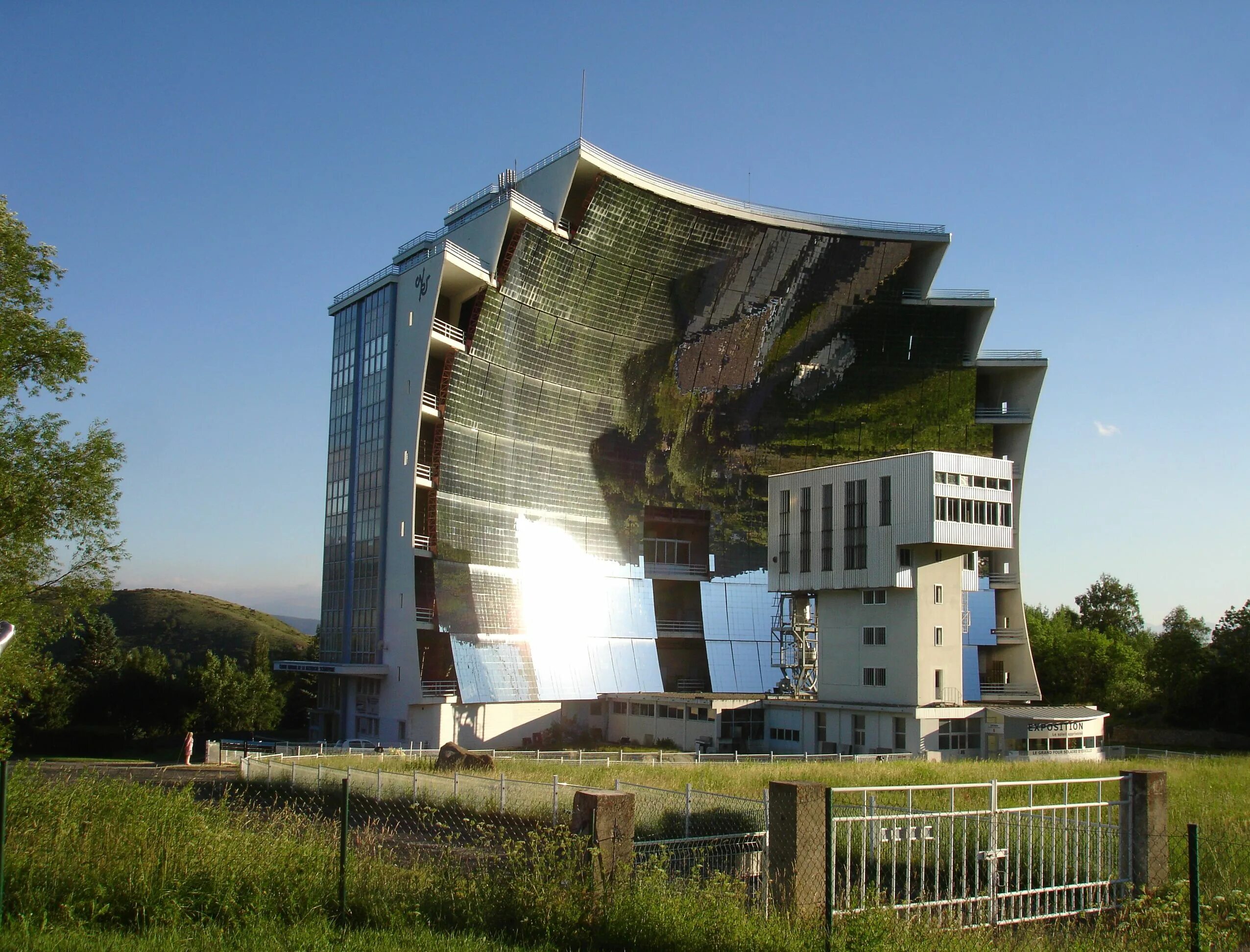 Гармоничный здания. Солнечная печь (Оделио, Франция). Одейлийская Солнечная печь. Интересные здания. Необычные архитектурные сооружения.