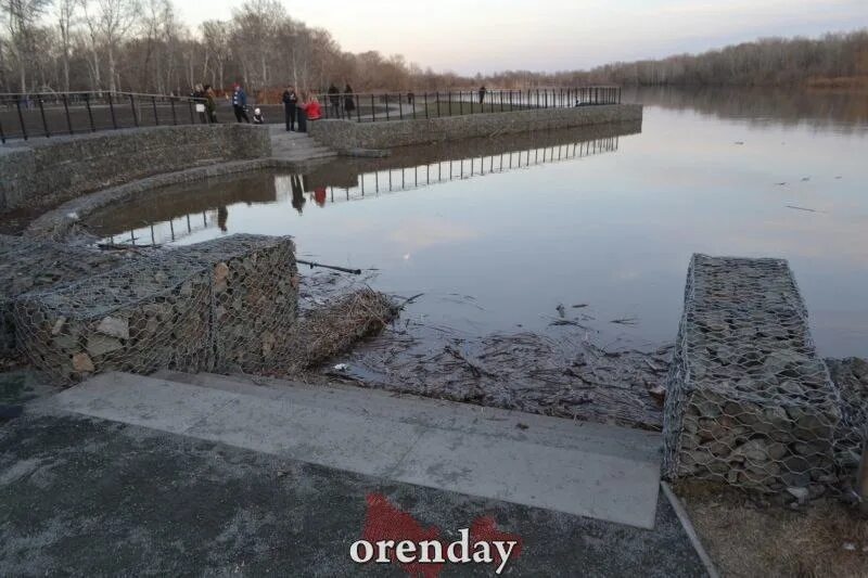 Какой уровень воды в урале сегодня. У набережной. Наводнение. Река. Затопление набережной.