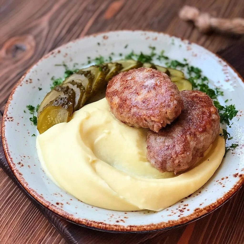 Приготовить мясное пюре. Пюре жоэля робюшона. картофельное пюре. картошка пюре. картошка с котлетой.