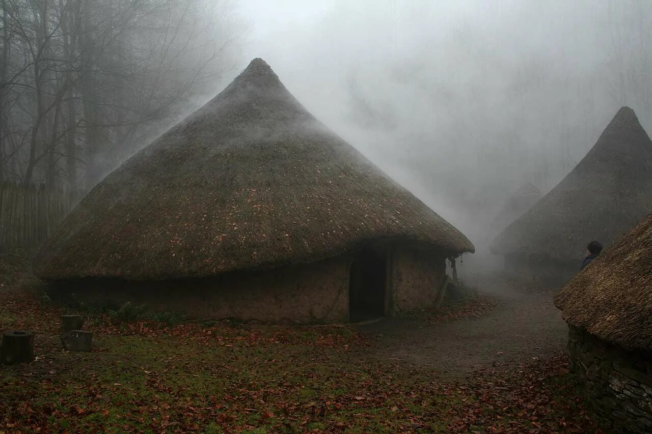 Ancient houses. Галисия пальясо. Хижины кельтов. Кельтская Британия деревня. Пальясо жилище.