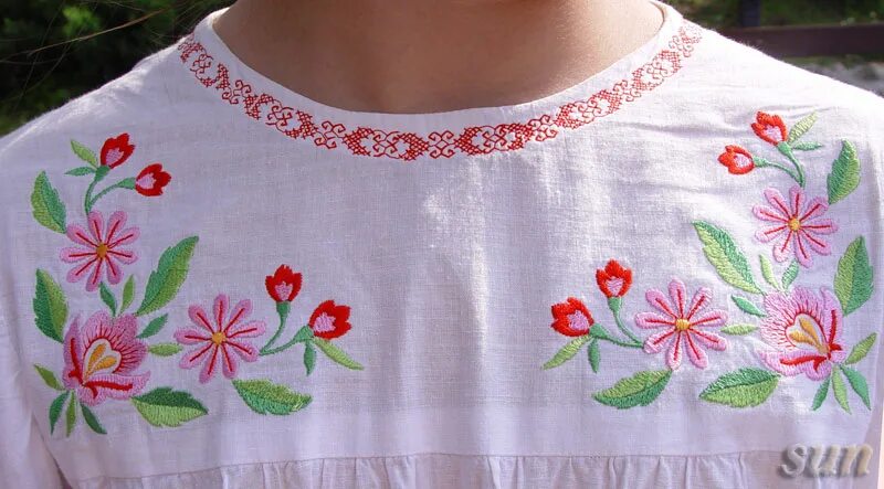 вышивка на кокетке платья. платье с вышивкой. украшение одежды вышивкой. вышивка горловины. вышивка горловины.