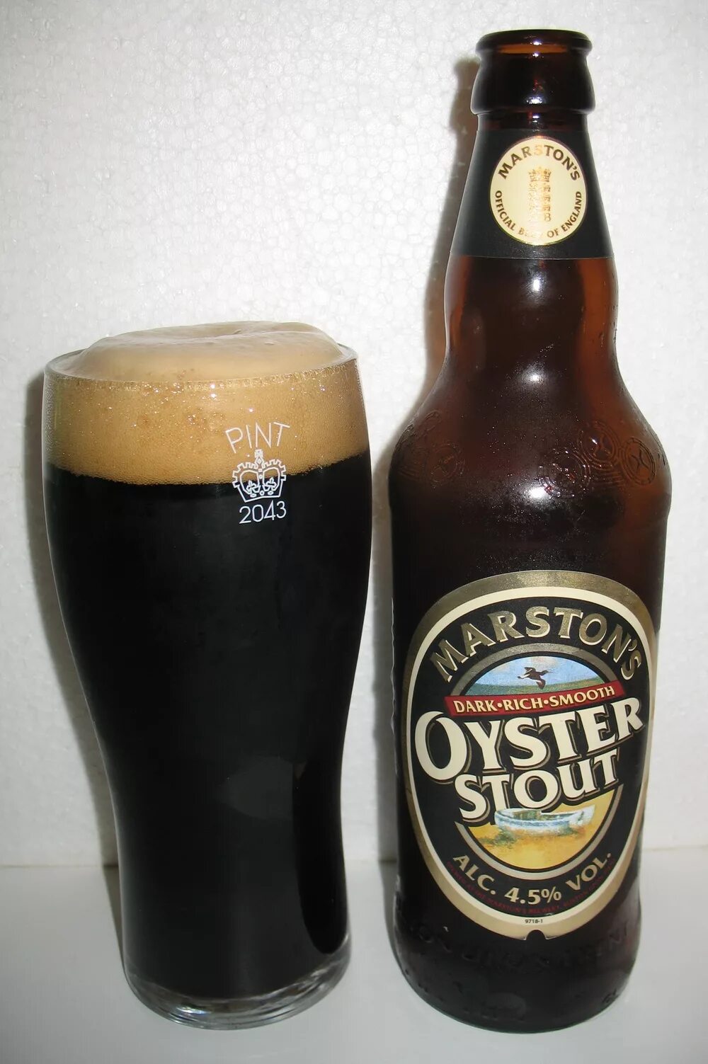 Стаут что это. Пиво Marston's Oyster Stout. Пиво темное Marstons Oyster Stout. Стаут Ойстер Стаут. Марстонс Ойстер статут.