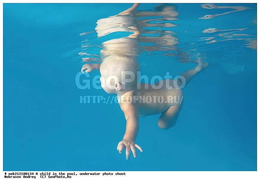 мальчик плывет на плоту. мальчик на байдарке. мальчик поплыл. мальчик поплыл mp3. выпускники купаются топлес в бассейне.