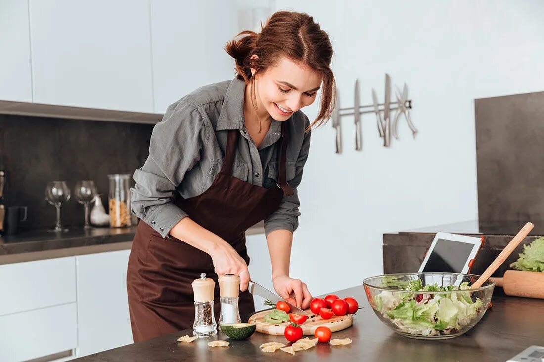 Женщина на кухне. Готовка на кухне. Девушка готовит. Женщина готовит на кухне.