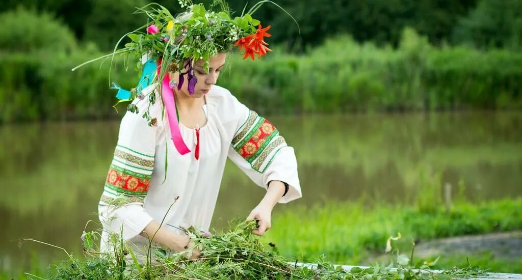 Папоротник в ночь на ивана купала. Венок на ивана купала. Праздник ивана купала папоротник. Папоротник цветет на ивана купала. Цветущий папоротник в ночь на ивана.