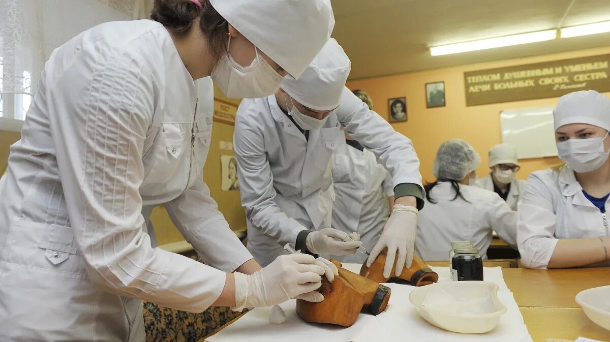 Мединститут проходной. Студенты медицинского колледжа. Операционная практика в медицинском институте. Студенты меда. Студенты на практике в больнице.