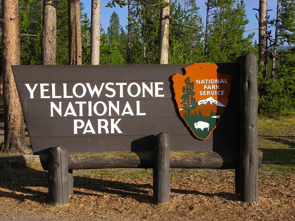 Вывеска парка. Национальный парк Йеллоустоун -Yellowstone Park. Йеллоустонский национальный парк табличка. Йеллоустонский национальный парк вывеска. Логотип национального парка Йеллоустоун.