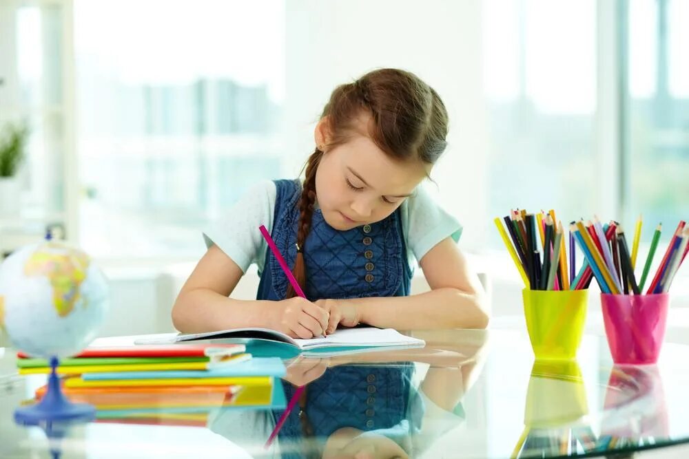 Домашняя обучение 4 класс. Ребенок делает домашнюю работу. Ученик за письменным столом. Ребенок за уроками. Ученик рисует.