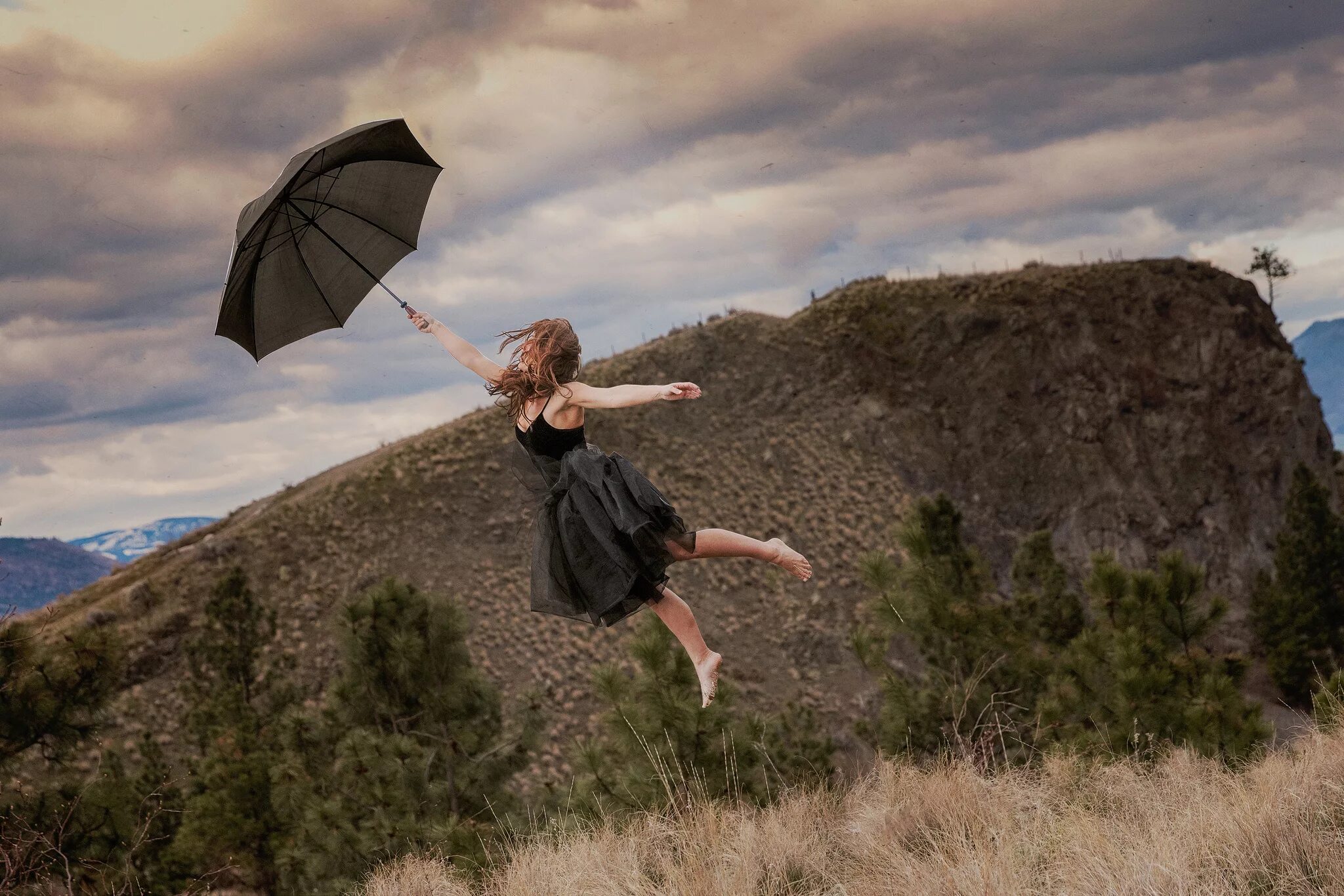 Ветер перемен за околицей на дзен. Девушка летает. Девушка с зонтиком в полете. Девушка летит на зонтике. Летающий зонтик.